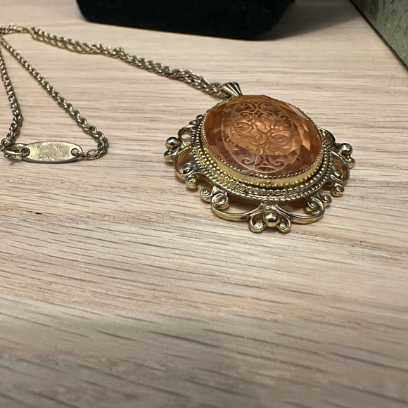 Vintage Whiting & Davis Filigree Pendant Necklace – Etched Amber Glass – 1970s - Picture 4 of 7